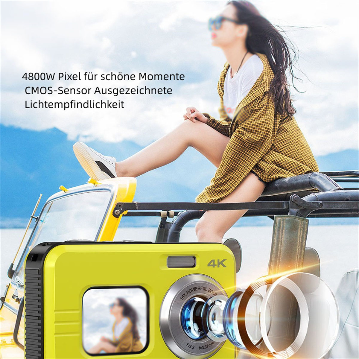 Gelbe Kamera in einem Auto, mit einer Frau. Die Kamera hat ein Objektiv. Der Hintergrund ist das Meer.