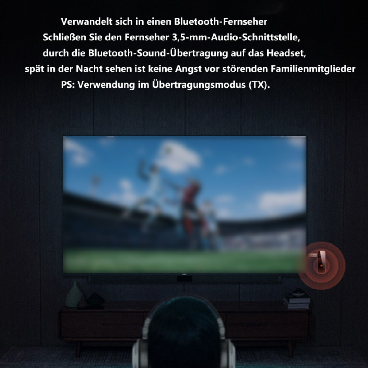 Una pantalla de TV que muestra una escena de película, con auriculares en un soporte en primer plano.