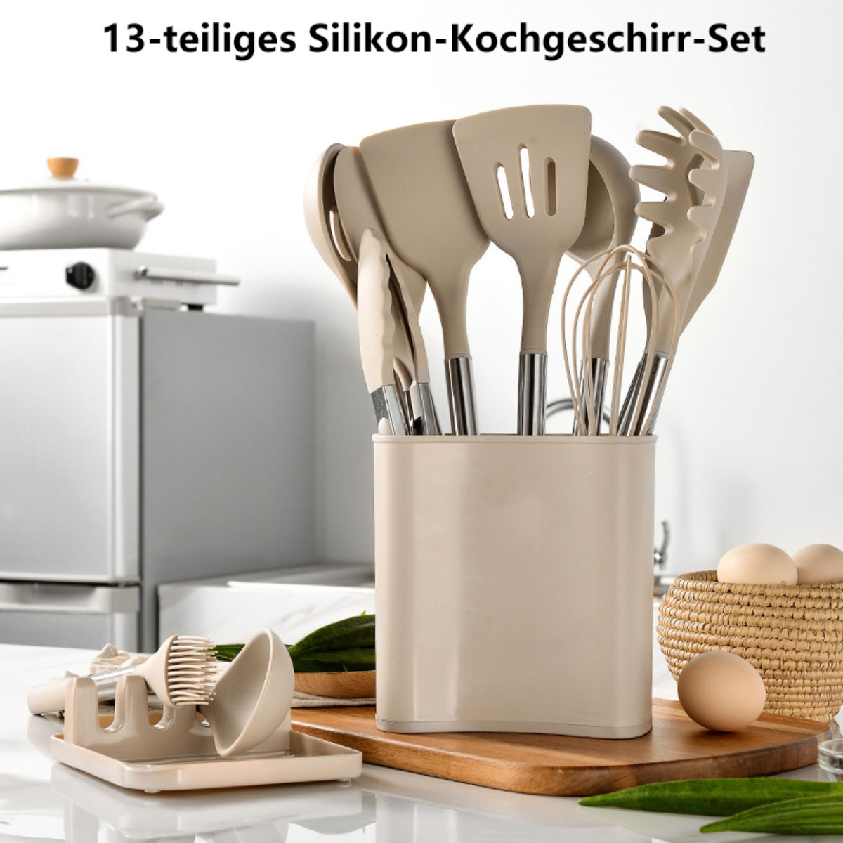 Küchenutensilien-Set: Spatel, Schneebesen, Zangen und mehr, in einem beigefarbenen Halter auf Holzbrett.