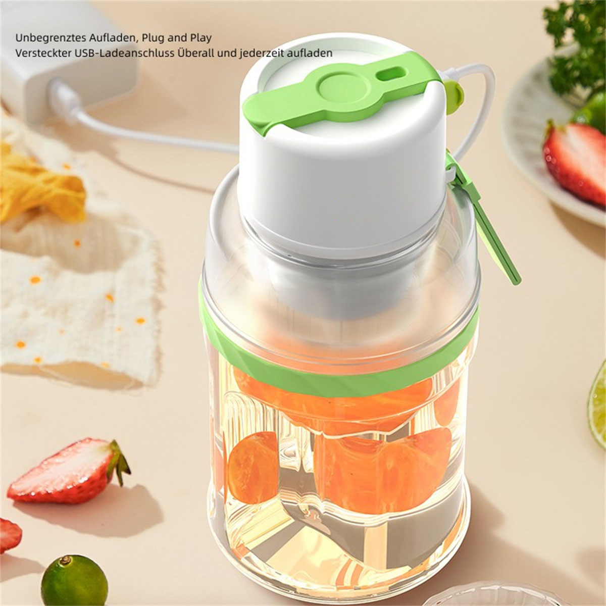 Ein weißer und grüner tragbarer Mixer mit Früchten im Inneren und einem angeschlossenen USB-Kabel.