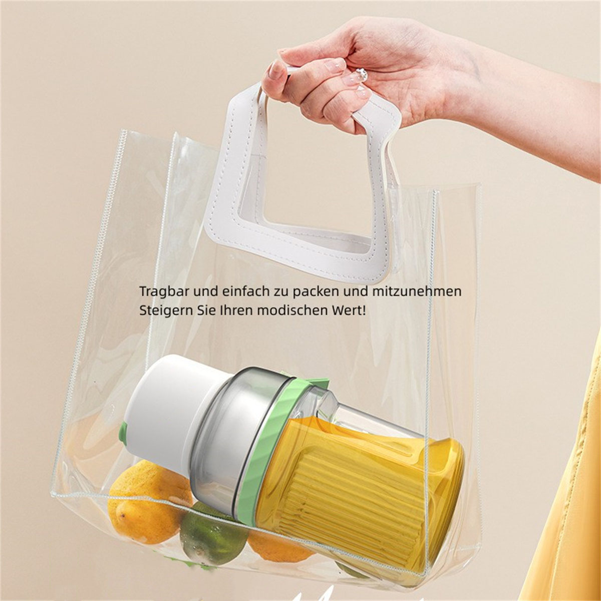 Eine Hand hält eine Tasche mit Zitronen und einem Entsafter. Transparente Tasche, weißer Griff. Gelbe und grüne Zitronen.