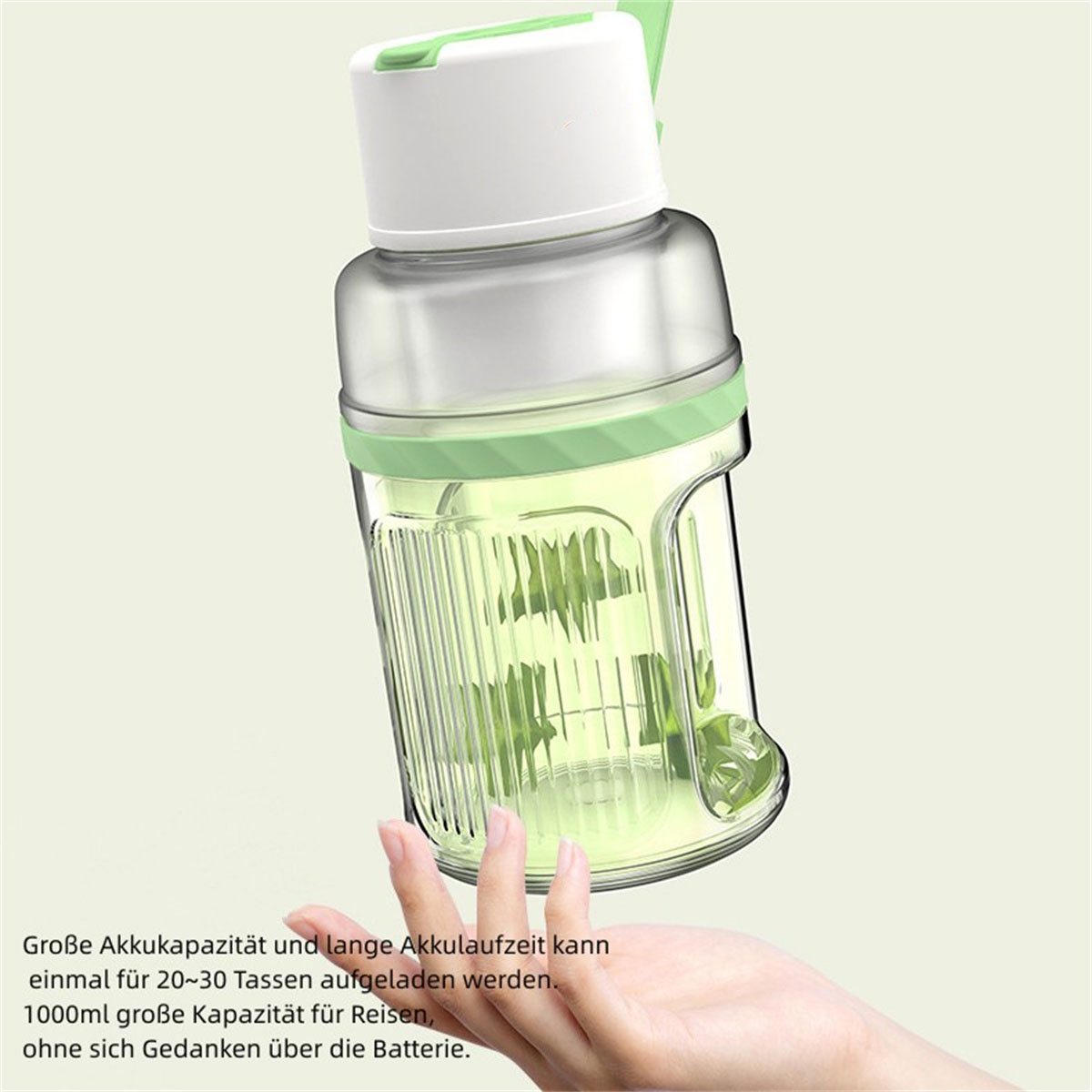 Eine grüne und weiße Wasserflasche mit grünem Deckel. Eine Hand greift nach der Flasche.