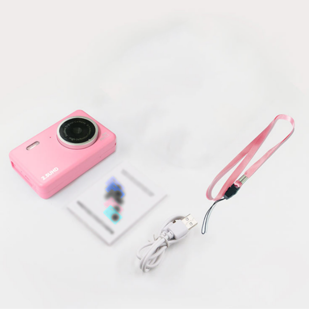 Rosa Digitalkamera mit Zubehör: Kabel und Handschlaufe auf weißem Hintergrund.