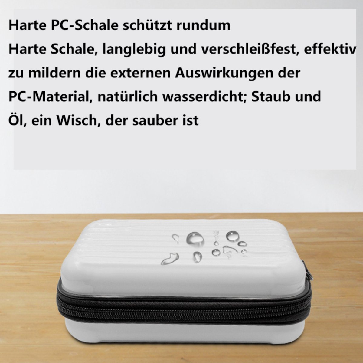 Ein weißes Etui mit Wassertropfen, auf einem Holztisch. Text über den Schutz des Etuis.
