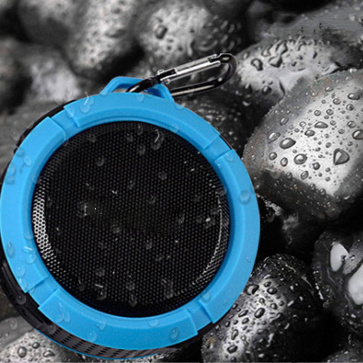 Blau-schwarzer wasserdichter Lautsprecher mit Wassertropfen auf Steinen.