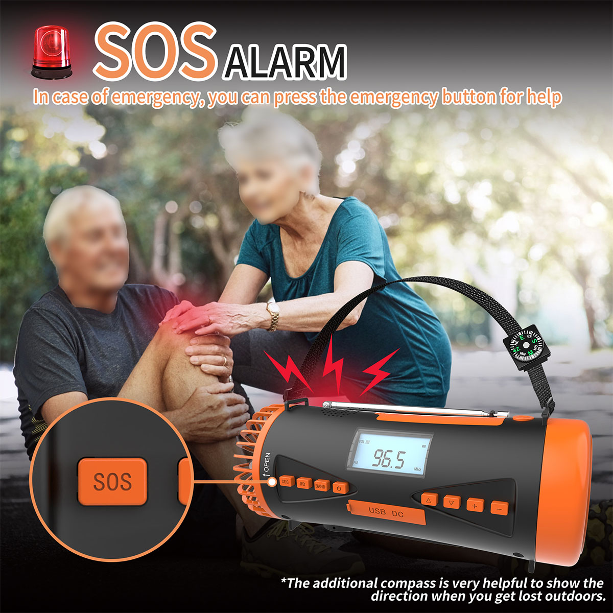 Ein älteres Ehepaar, die Frau hilft dem Mann, mit einem schwarz-orangenen SOS-Radio und einer Taschenlampe.
