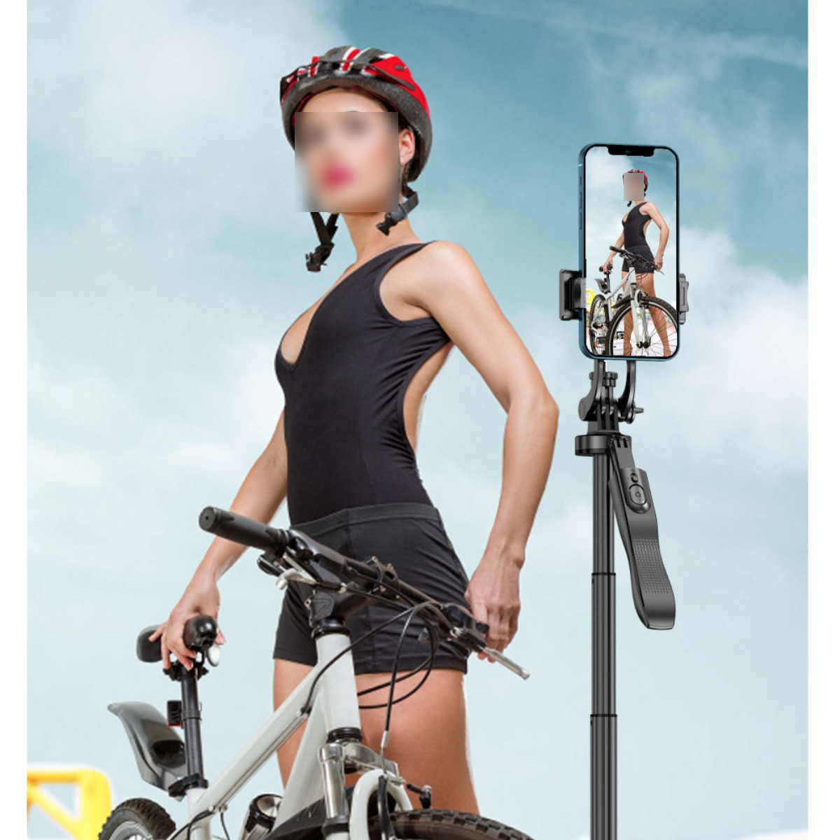 Frau mit Helm und Fahrrad, hält Selfie-Stick mit Telefon, das sie beim Radfahren zeigt.