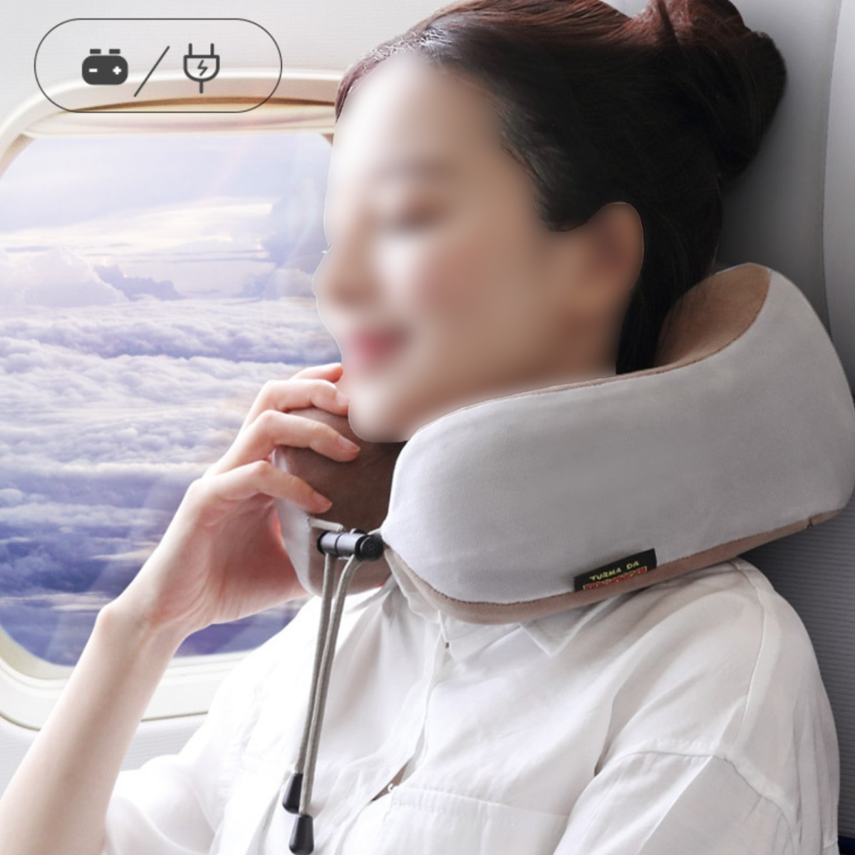 Frau mit Nackenkissen im Flugzeug; Fenster und Himmel sichtbar.