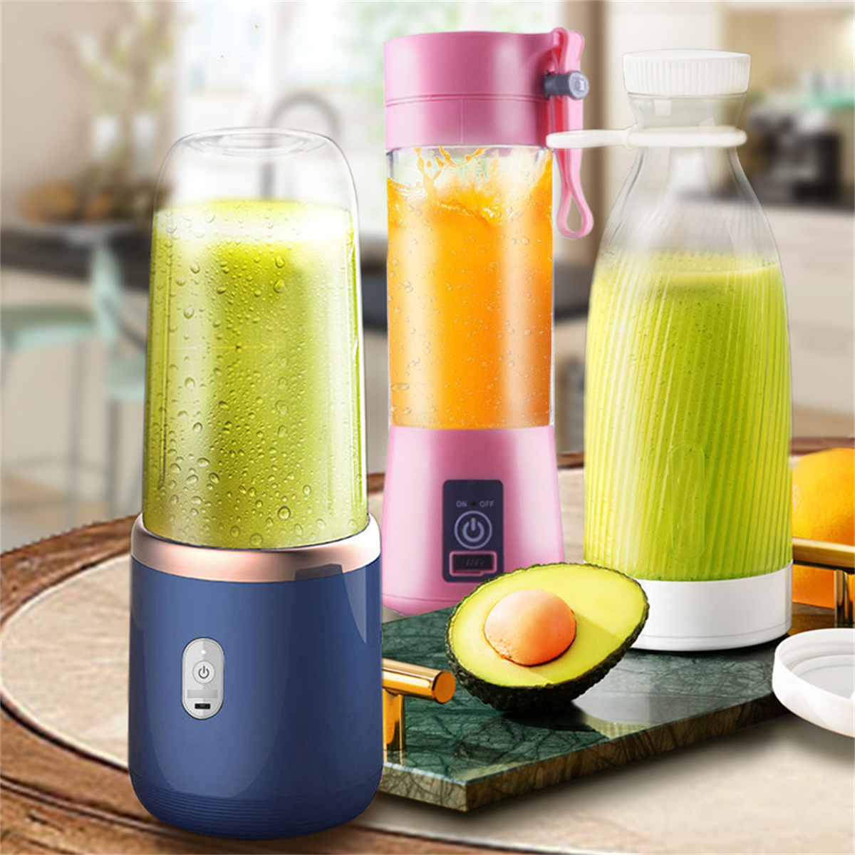 Mixer, einer blau, einer rosa und einer klar mit grüner Flüssigkeit. Eine Avocadohälfte davor.