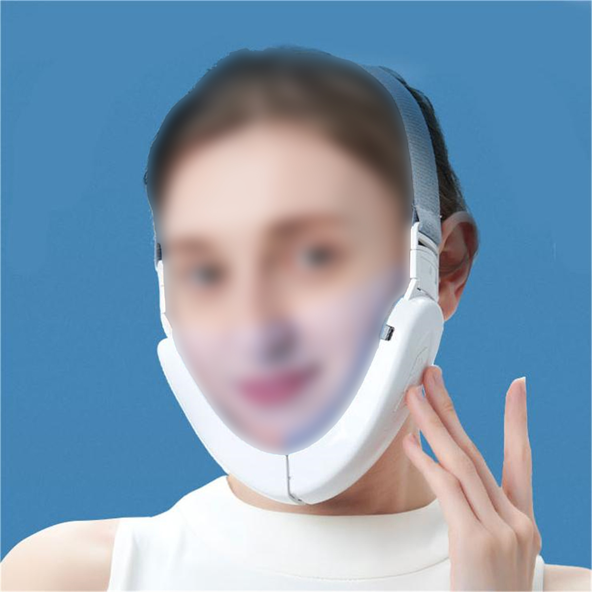 Frau mit weißer Gesichtsmaske mit blauem, transparentem Bereich.