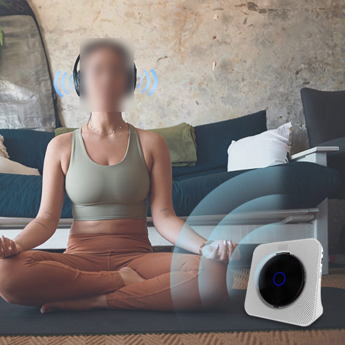 Frau meditiert mit Kopfhörern, ein weißer Musikplayer ist neben ihr. Der Hintergrund ist eine Wand.