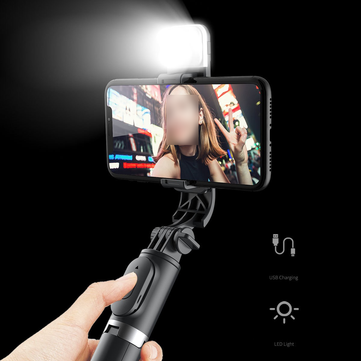 Eine Person hält einen Selfie-Stick mit einem Telefon, das das Gesicht einer Frau zeigt.