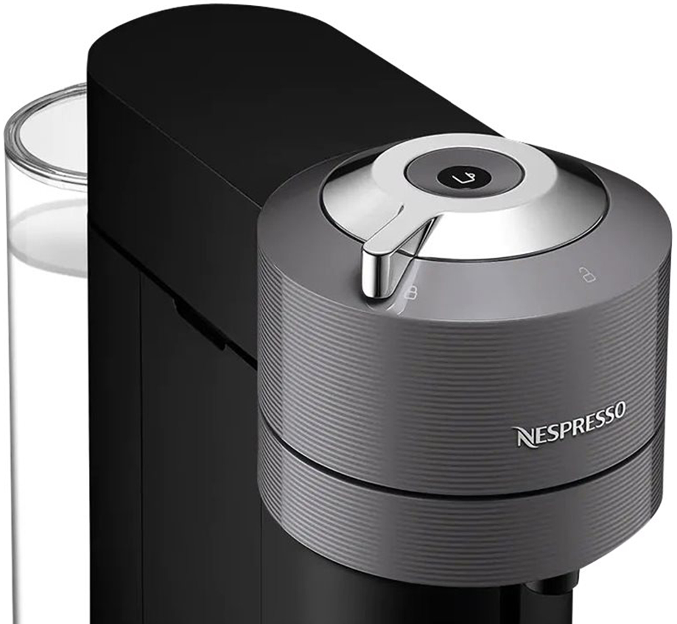 Una macchina da caffè Nespresso nera e grigia con un contenitore per l'acqua. La parola Nespresso è sulla macchina.