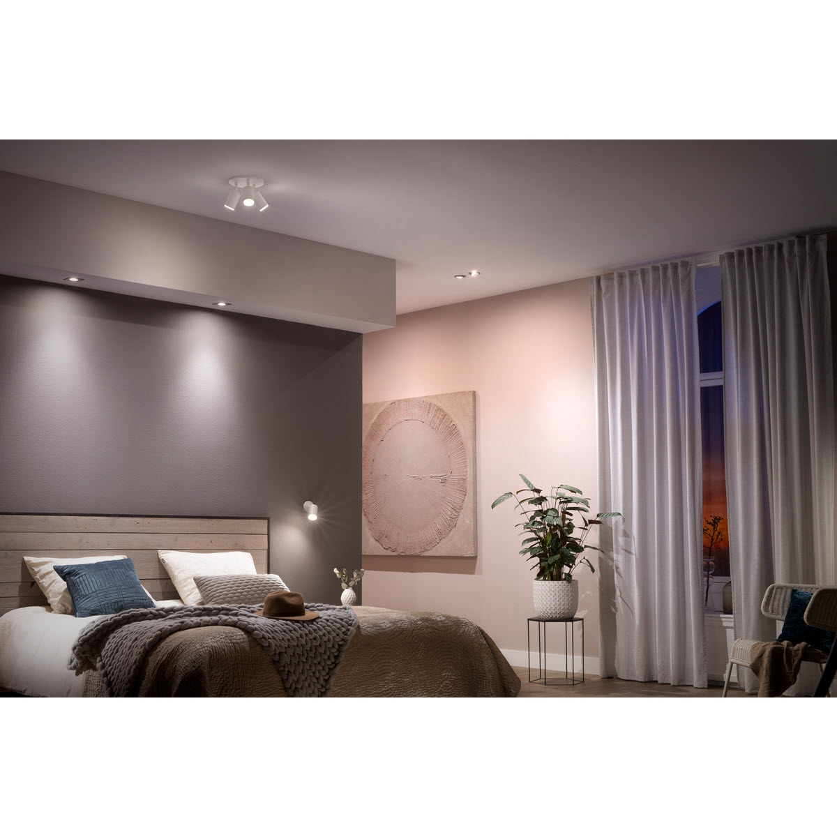 Scena camera da letto con letto, opera d'arte e finestra. Letto con coperta, luci.
