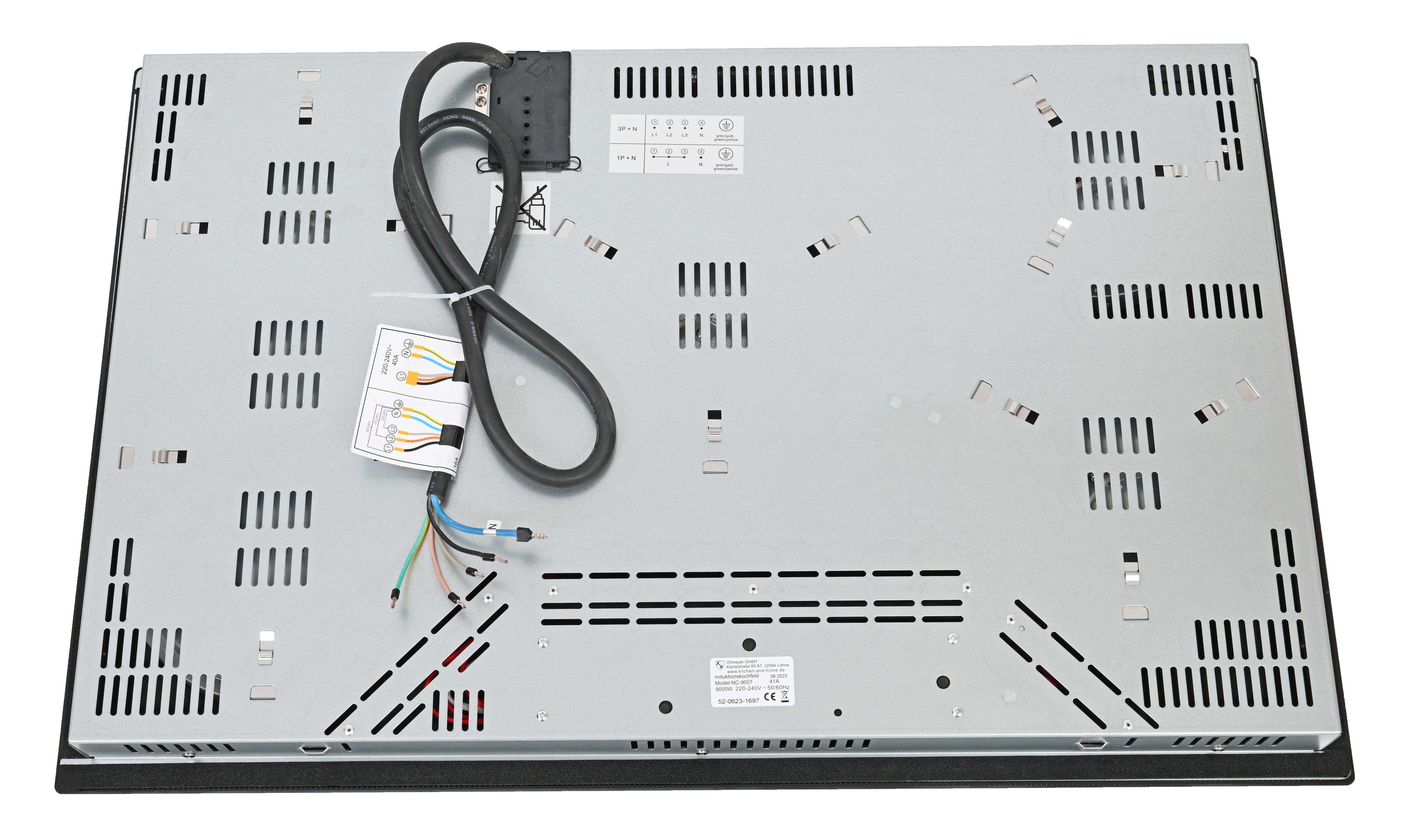 Unterseite eines Induktionskochfelds mit elektrischen Komponenten und Verkabelung.