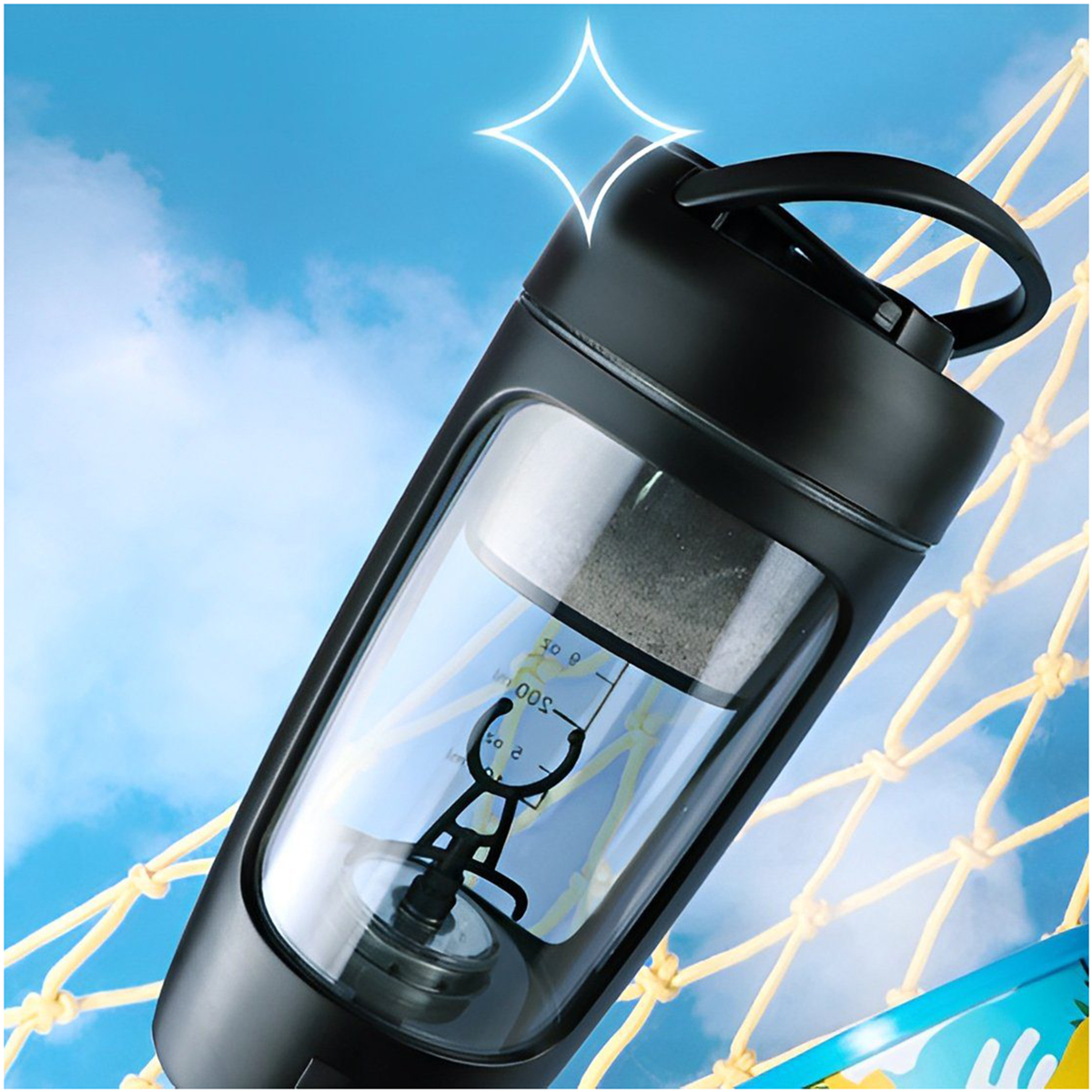 Schwarzer Mixer mit transparentem Behälter, blauer Himmel und gelber Netz-Hintergrund.