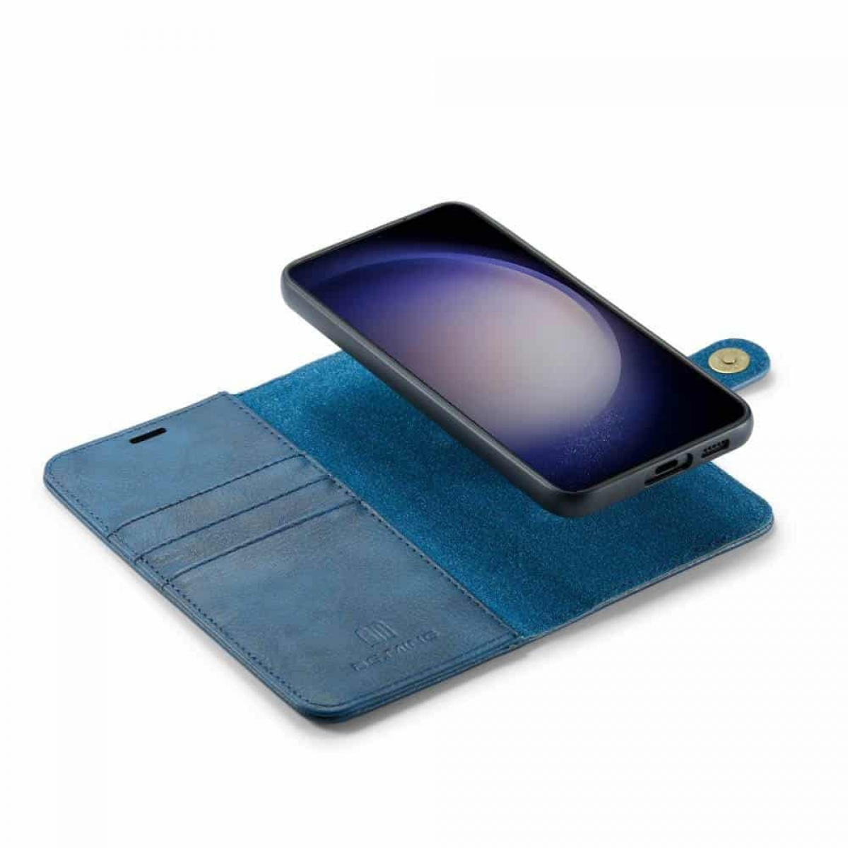 Ein Smartphone in einer Hülle, offener Brieftaschenstil, blaue Farbe, auf weißem Hintergrund.