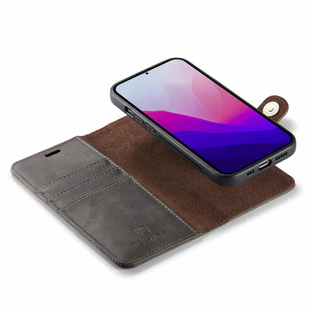 Schwarzes Telefon auf geöffnetem grau-braunem Lederetui. Etui hat Kartenfächer innen. Weißer Hintergrund.