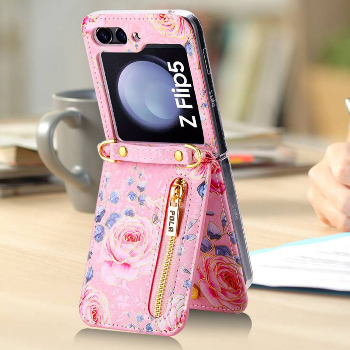 Rosa Blumendesign-Handyhülle mit Portemonnaie, goldenem Reißverschluss und 'Z Flip5'-Anzeige.
