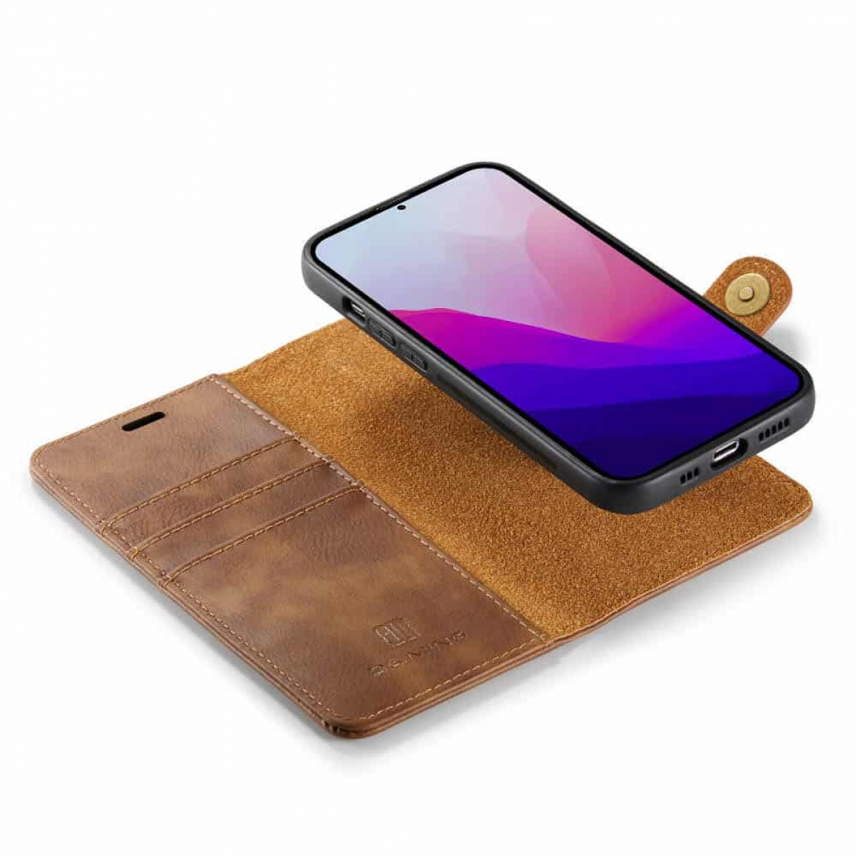 Braune Leder-Handyhülle mit einem Telefon im Inneren, offen. Weißer Hintergrund.