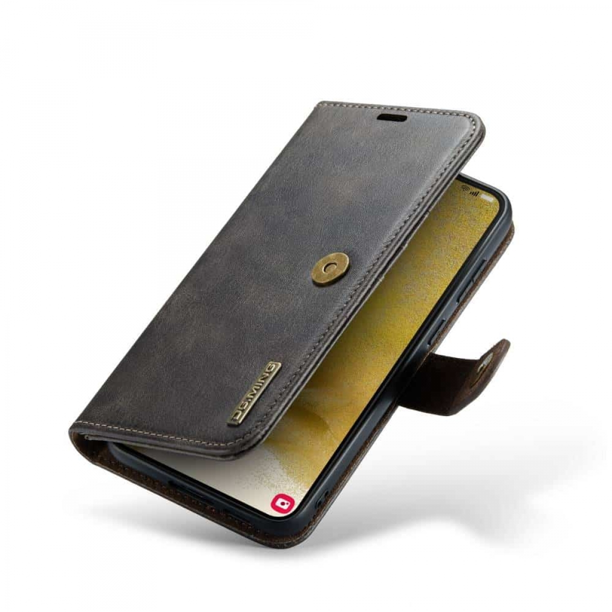 Eine braune Leder-Handyhülle mit einem Telefon darin, halb geöffnet, auf weißer Fläche.