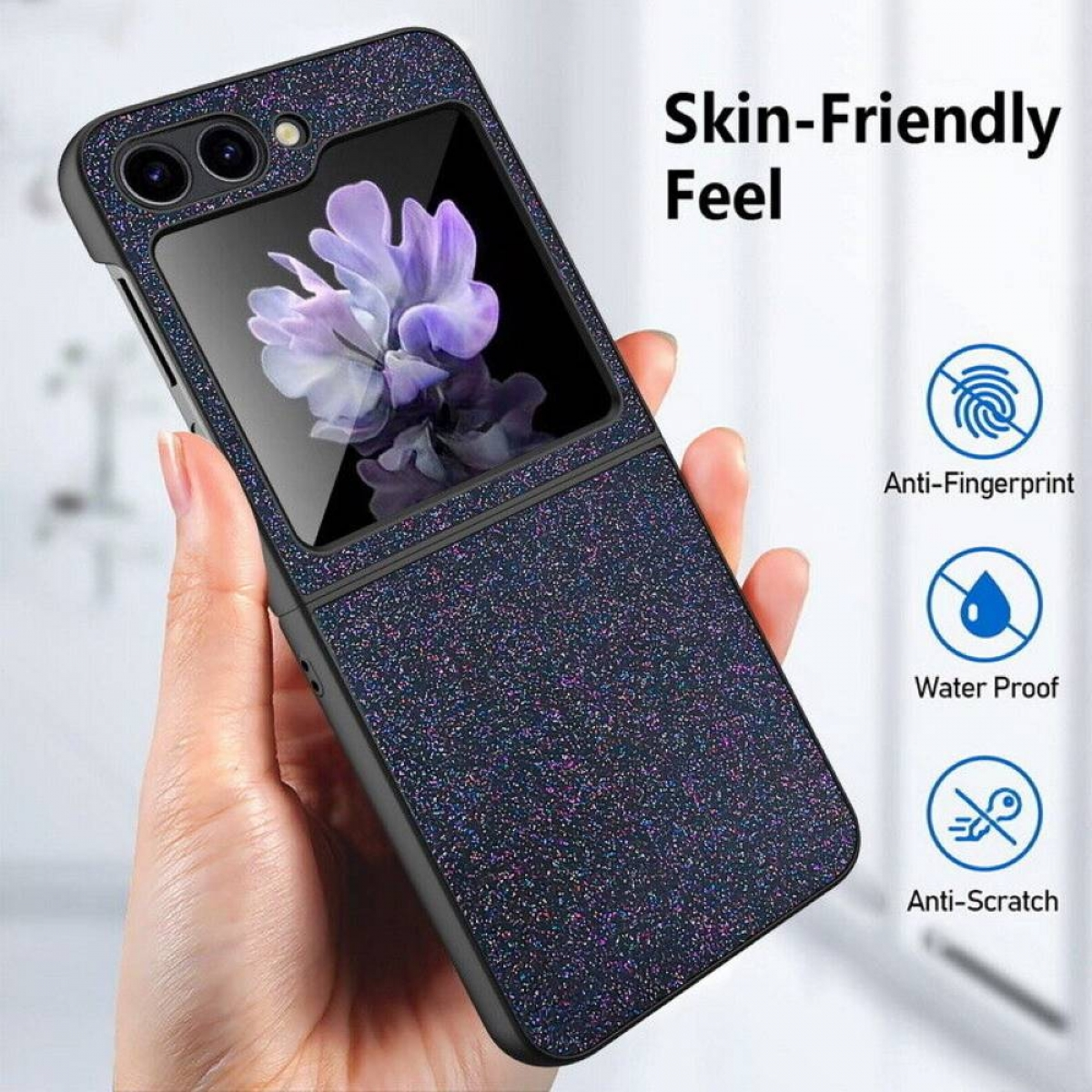Eine Handyhülle in der Hand, schwarz mit Glitzer. Die Hülle ist offen und zeigt ein Blumendesign.