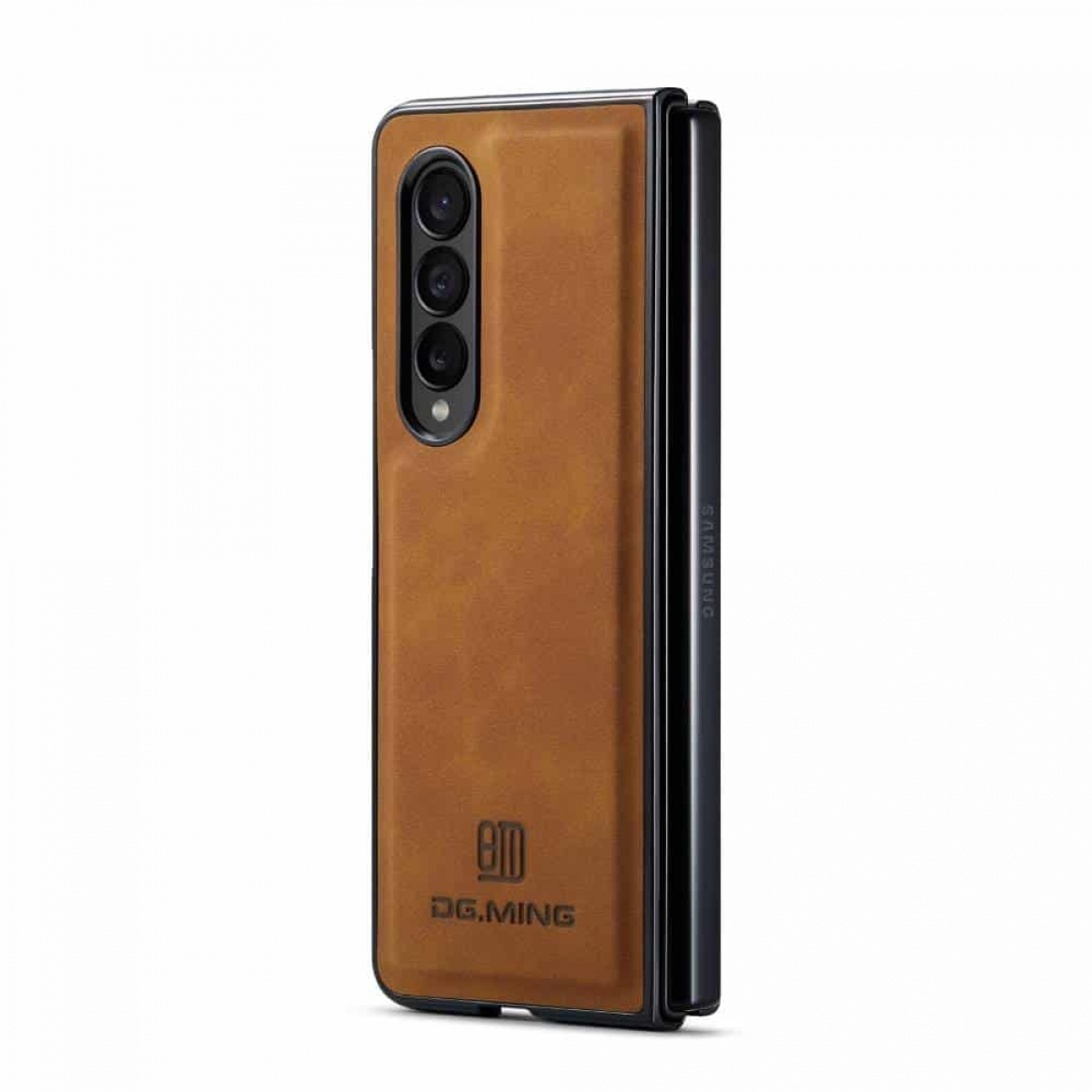 Eine braune Handyhülle auf einem zusammengeklappten Telefon. Auf der Hülle steht 'DG.MING'.