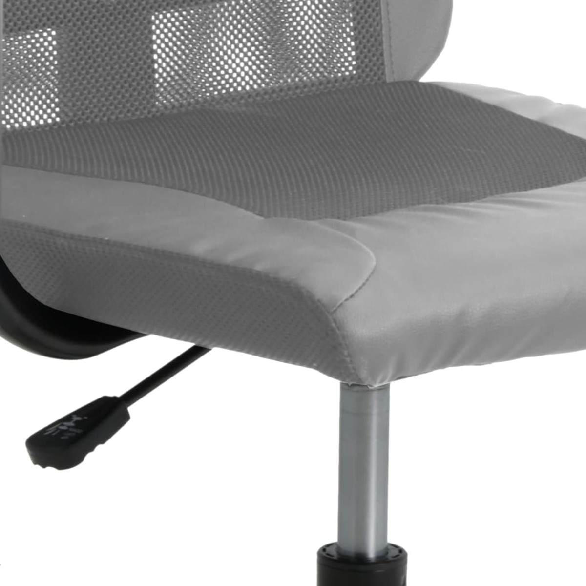 Nahaufnahme eines grauen Bürostuhls. Sitz und Rückenlehne sind sichtbar. Stuhl hat Netzrücken und Hebel.