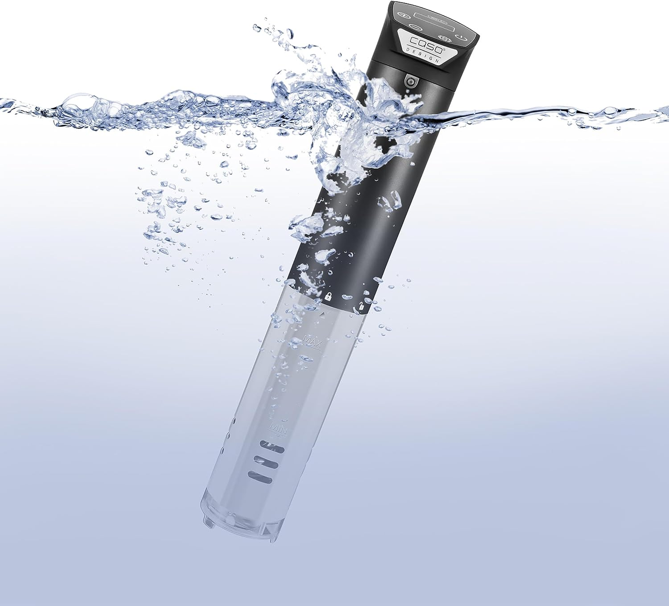 Schwarzer Immersion Circulator im Wasser, Blasen steigen auf. Blauer Hintergrund.