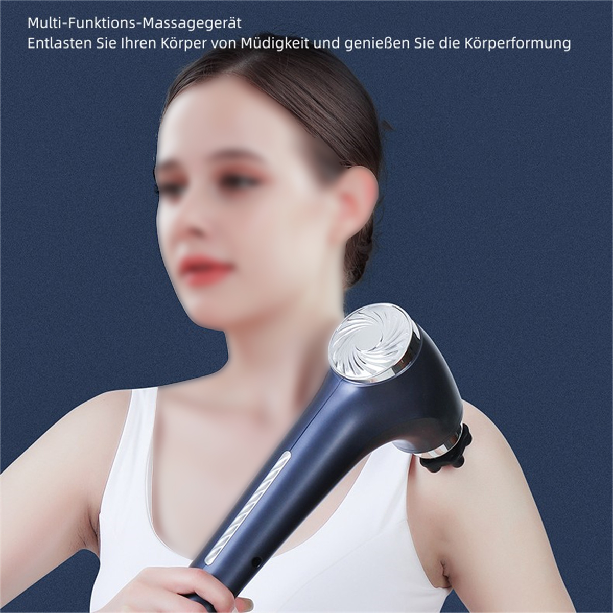 Frau benutzt ein Massagegerät auf ihrer Schulter. Das Gerät ist dunkelblau mit einem silbernen Kopf.
