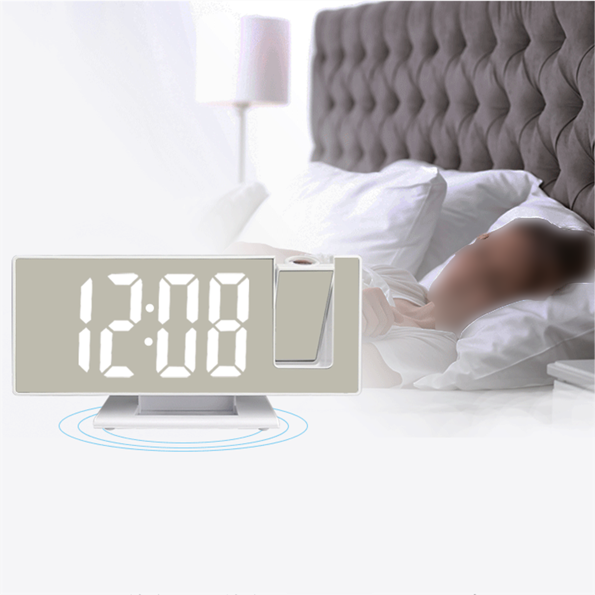 Digitaler Wecker mit der Anzeige 12:08. Er hat eine Projektionsfunktion. Schlafzimmer-Hintergrund.