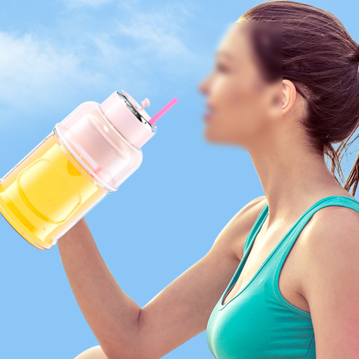 Person trinkt aus rosa-klarer Flasche mit Strohhalm. Blauer Himmel im Hintergrund, grünes Oberteil, verschwommenes Gesicht.