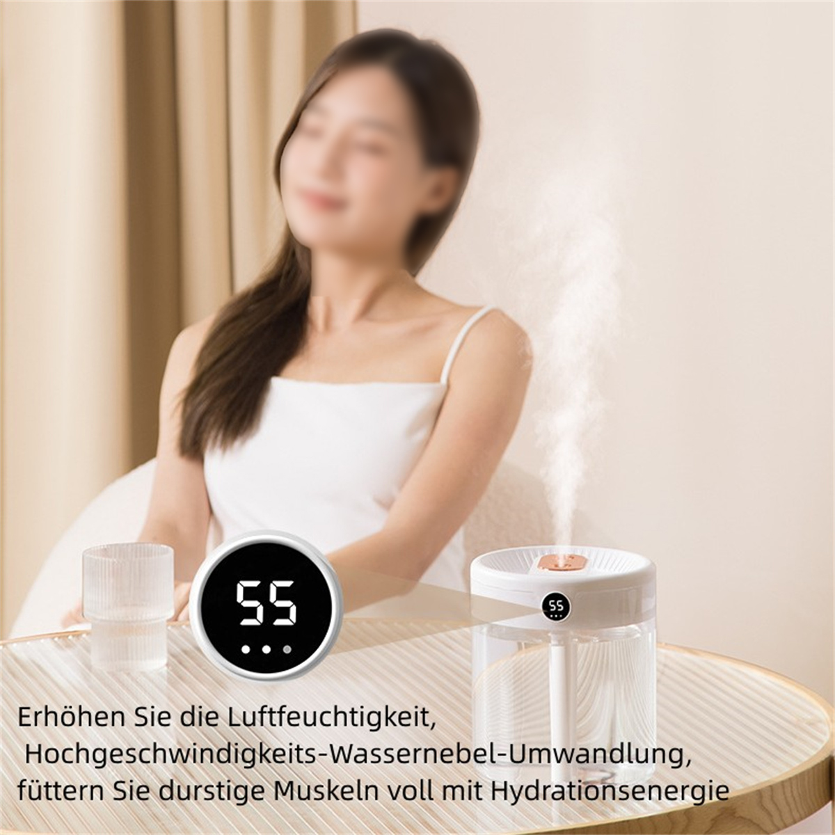 Luftbefeuchter mit Digitalanzeige 55. Im Hintergrund ist eine Frau unscharf. Text auf Deutsch.