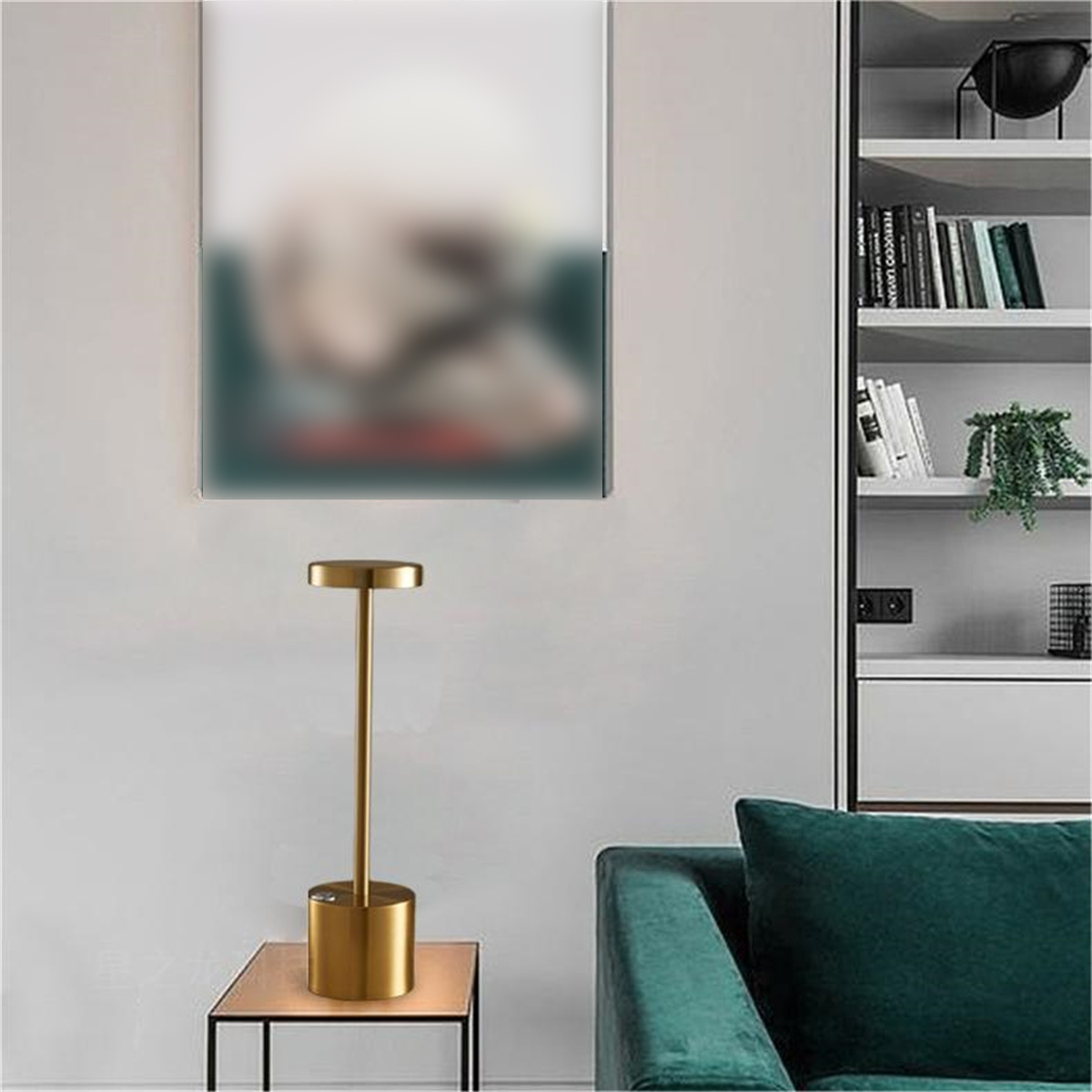 Lámpara de mesa dorada sobre superficie de madera, estilo moderno.