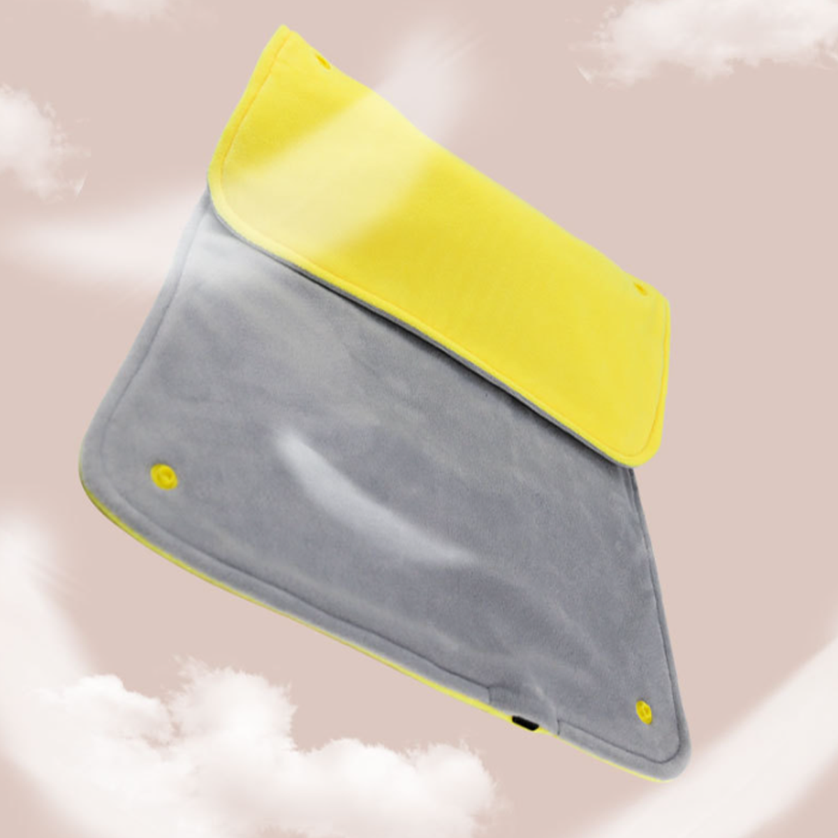 Gelb-graues Heizkissen in der Luft mit gelben Knöpfen, schräge Ansicht.