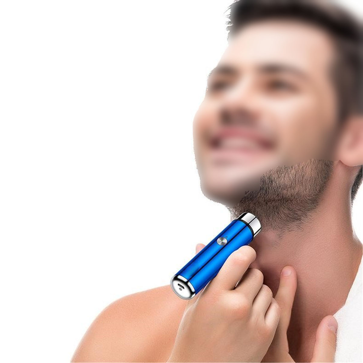 Ein Mann rasiert seinen Hals mit einem blauen Elektrorasierer, unscharfer Hintergrund.