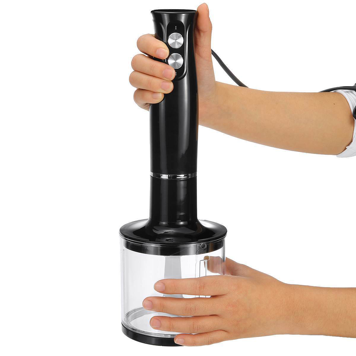 Schwarzer Stabmixer, gehalten von zwei Händen, mit Mixbehälter. Weißer Hintergrund.