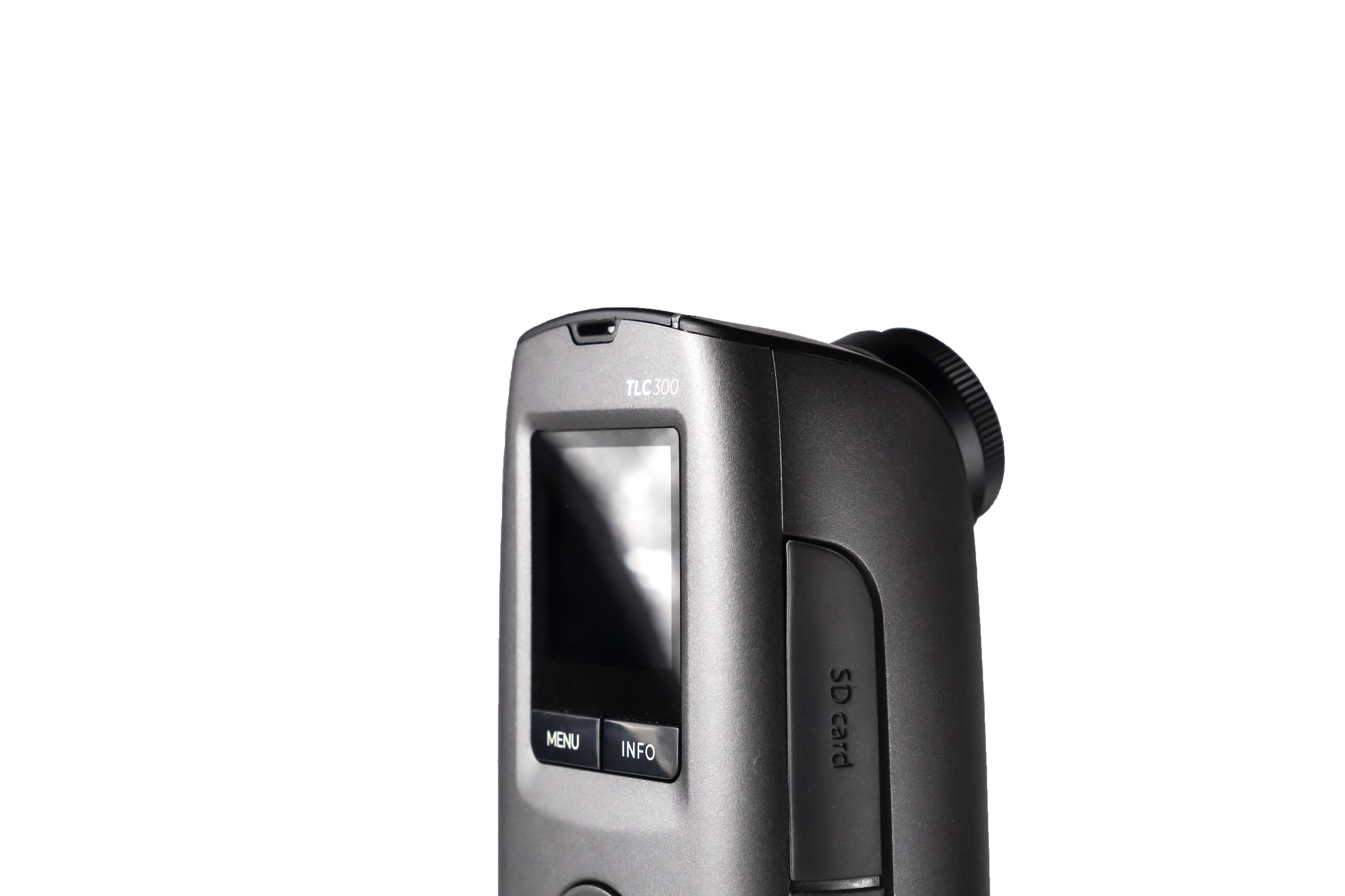 Fotocamera nera con schermo e pulsanti. Sfondo bianco.