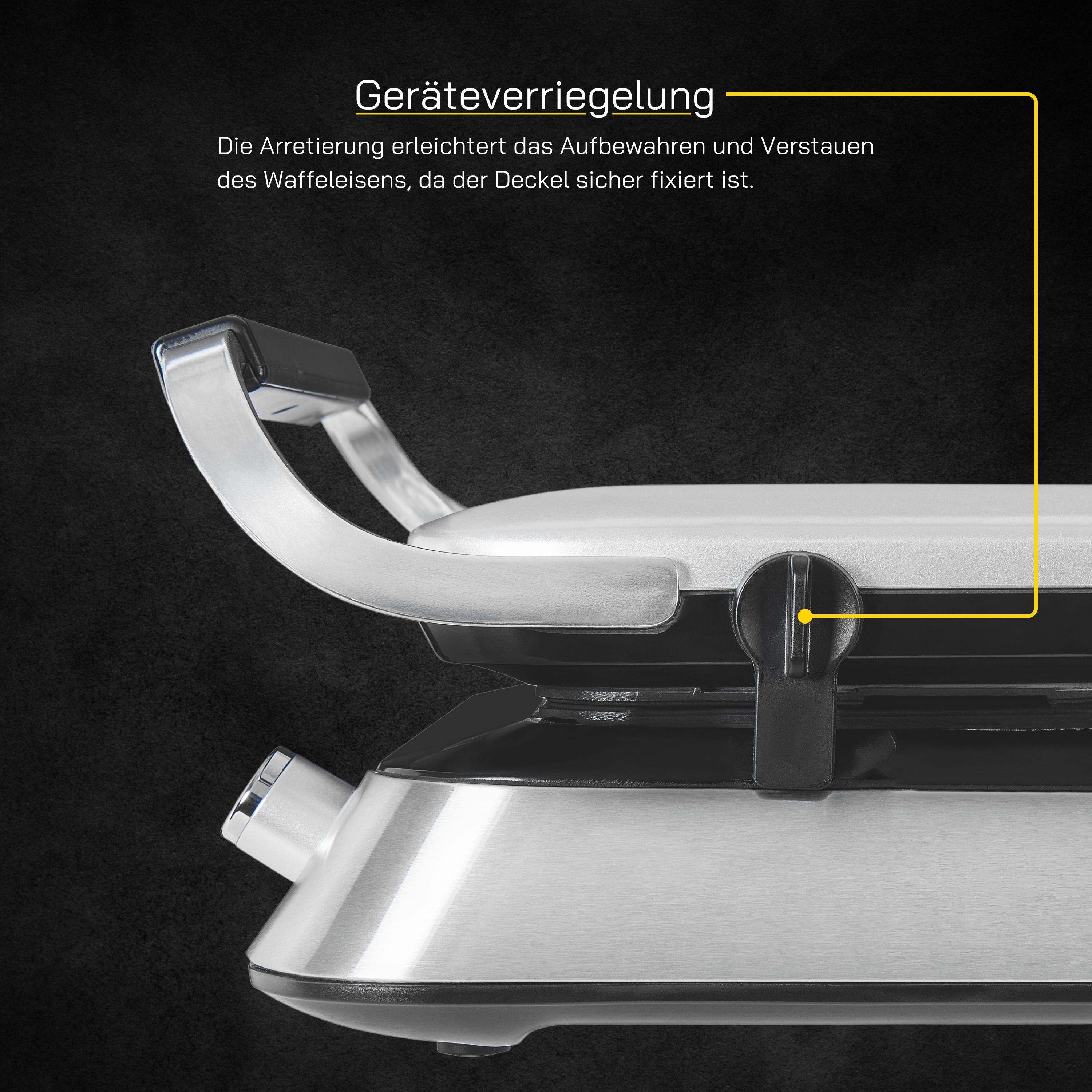 Nahaufnahme eines Waffeleisens mit silbernem Griff und schwarzen Details. Der Deckel ist geöffnet.