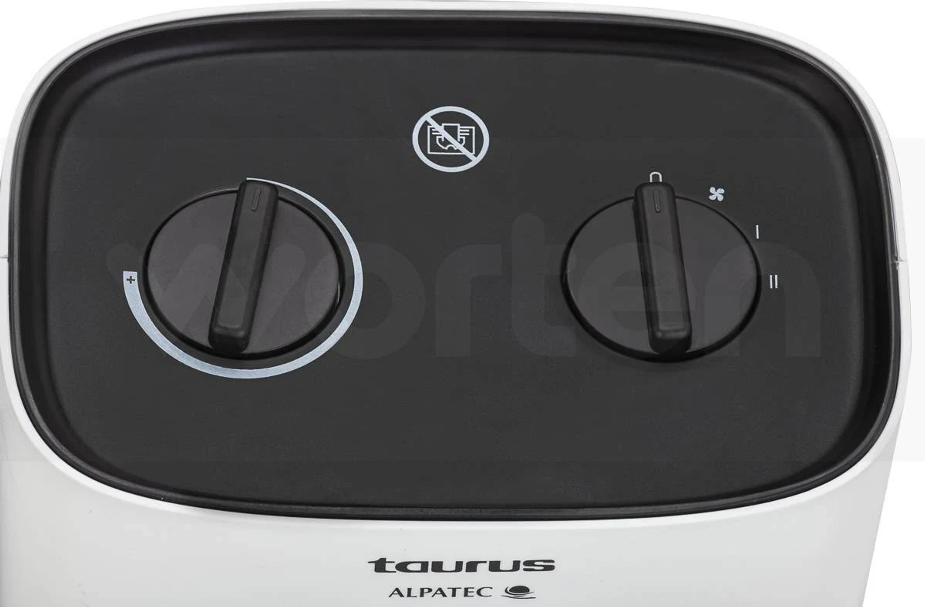 Zbliżenie panelu sterowania z dwoma pokrętłami. Górny ma symbol wentylatora, a drugi +/-.