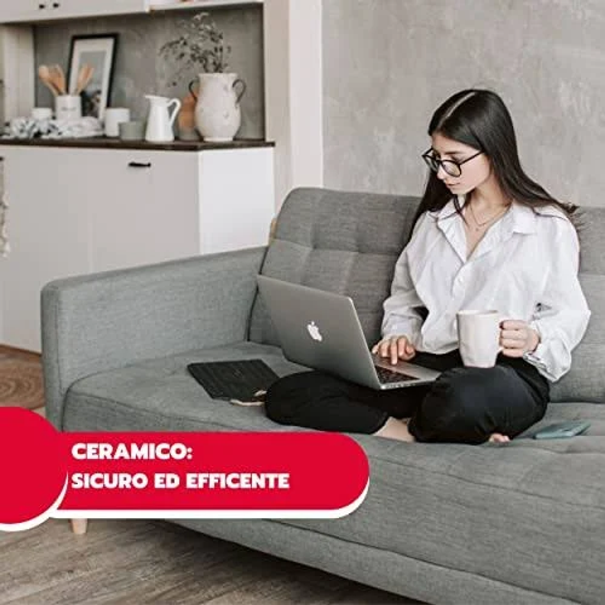 Kobieta siedzi na szarej sofie z laptopem i kubkiem. Tekst: CERAMICO: SICURO ED EFFICIENTE.