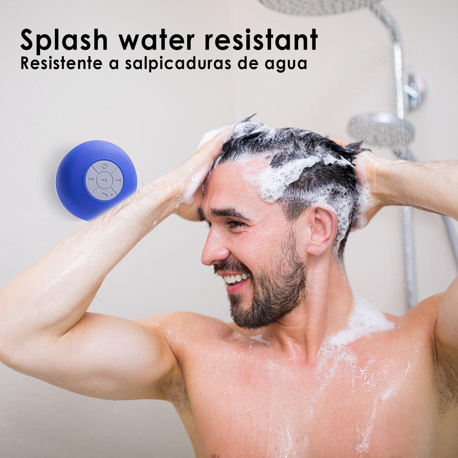 Hombre duchándose con un altavoz azul resistente al agua en la pared.