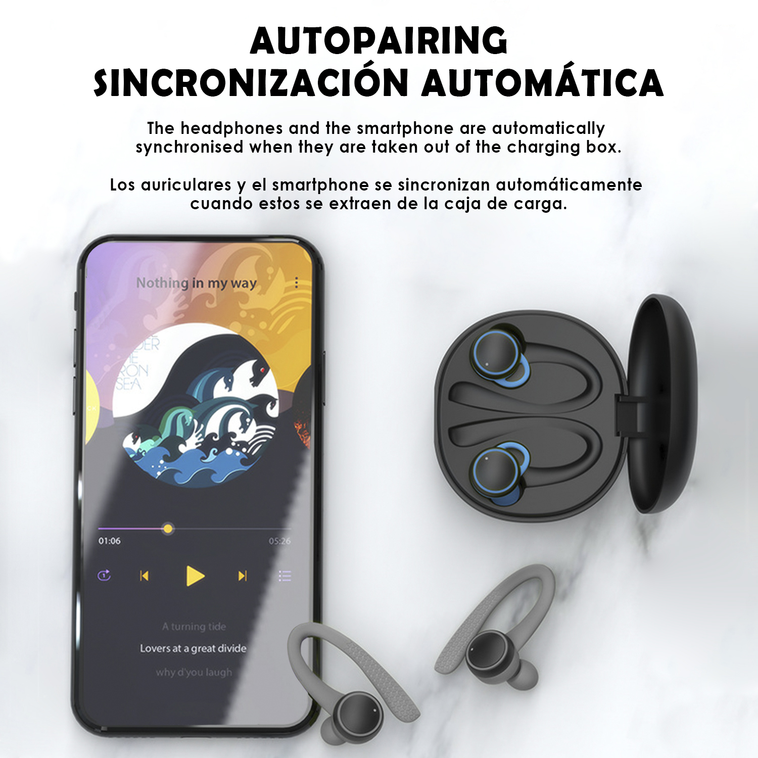 Auricolari con custodia di ricarica, uno smartphone che mostra l'interfaccia dell'app musicale e testo. Sfondo bianco.
