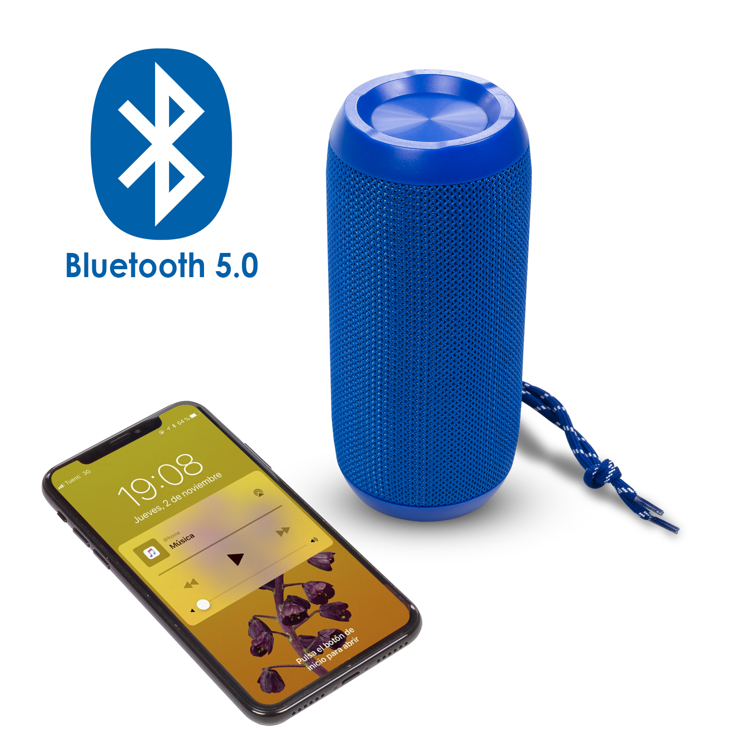 Altavoz Bluetooth cilíndrico azul junto a un teléfono inteligente que muestra música.