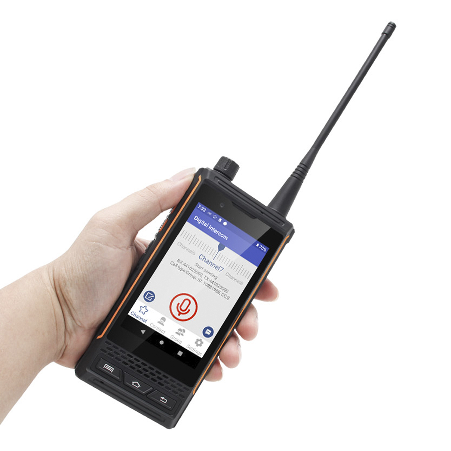 Una persona sosteniendo un walkie-talkie negro y naranja con una pantalla que muestra texto e iconos.