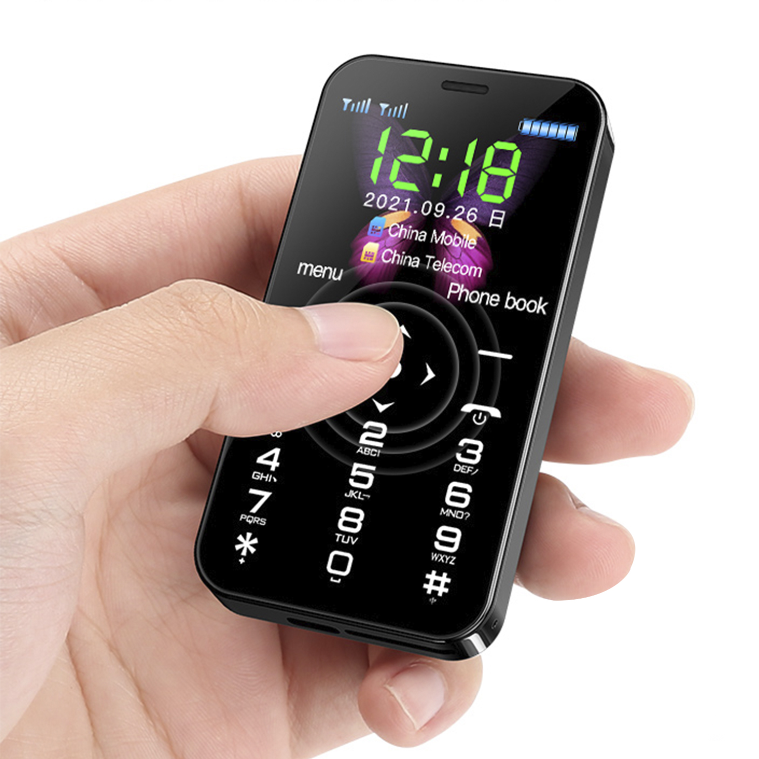 Ein kleines schwarzes Smartphone, das die Uhrzeit und das Datum anzeigt. In der Hand gehalten.