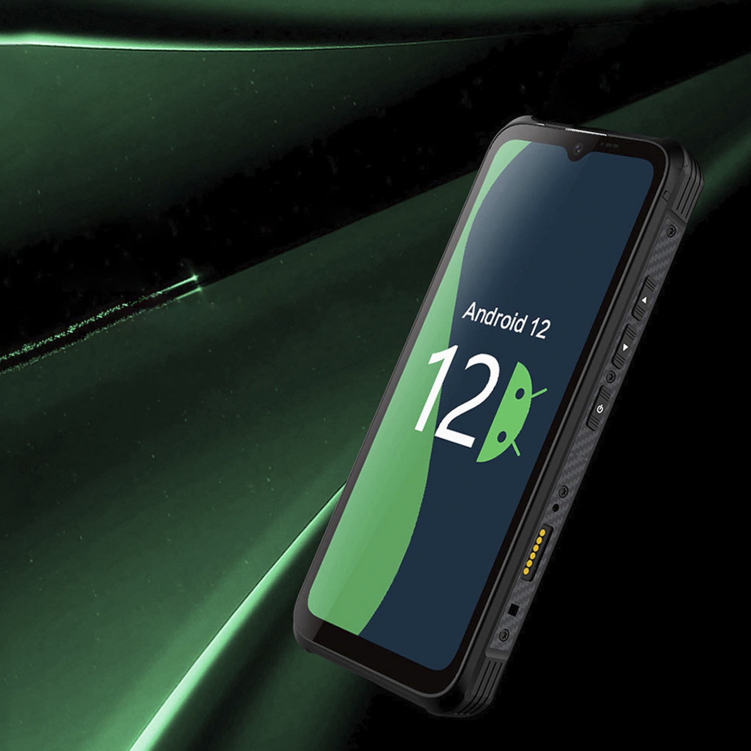 Smartphone robusto con Android 12, sfondo verde con linee sfocate, telefono nero.