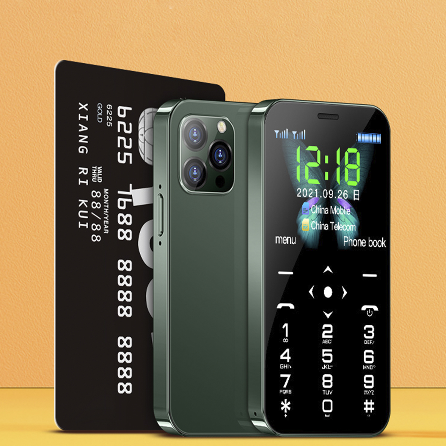 Ein grünes Smartphone und eine Kreditkarte auf gelbem Hintergrund, mit Uhrenanzeige.