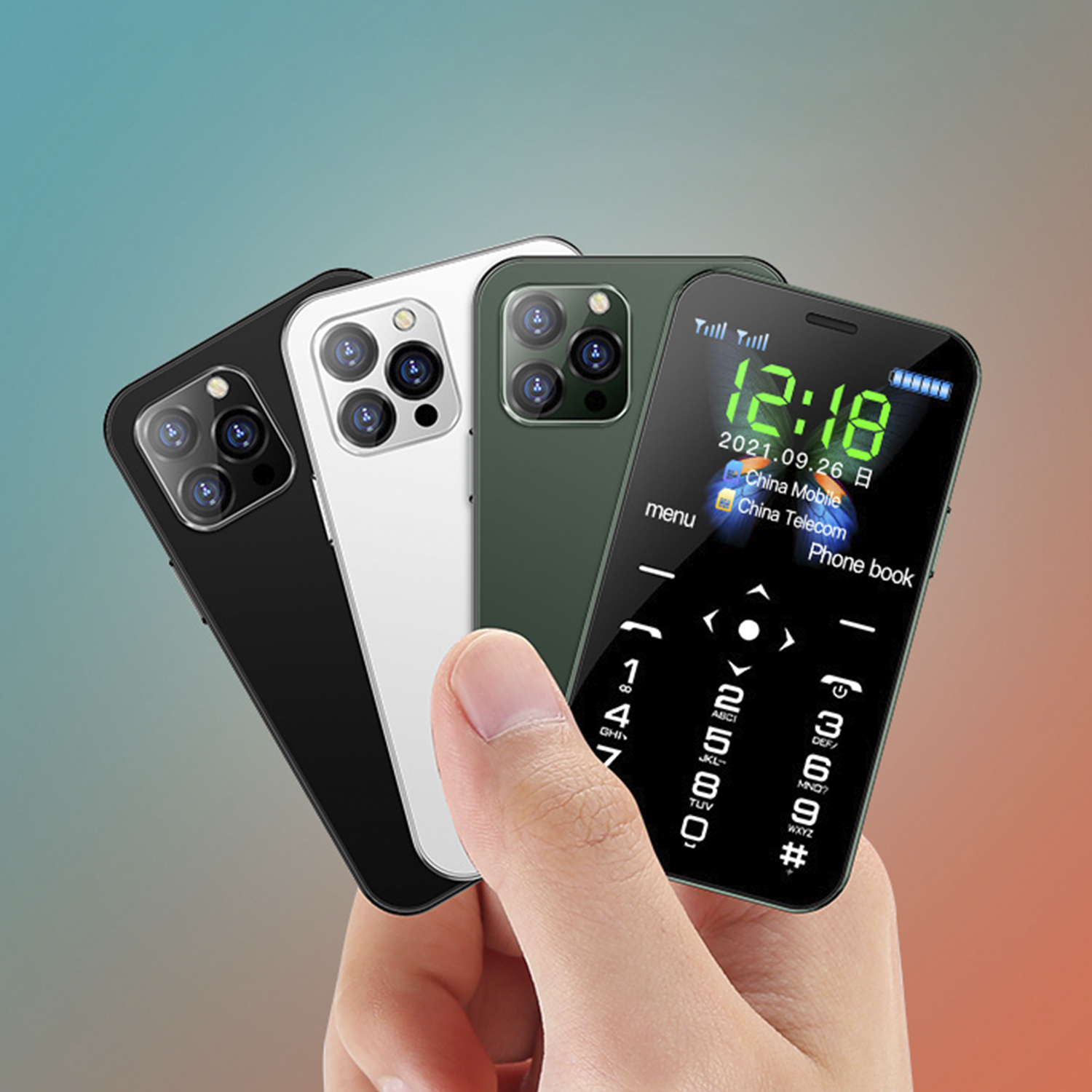 Hand hält vier Smartphones: schwarz, weiß, grün und ein kleines mit Display.