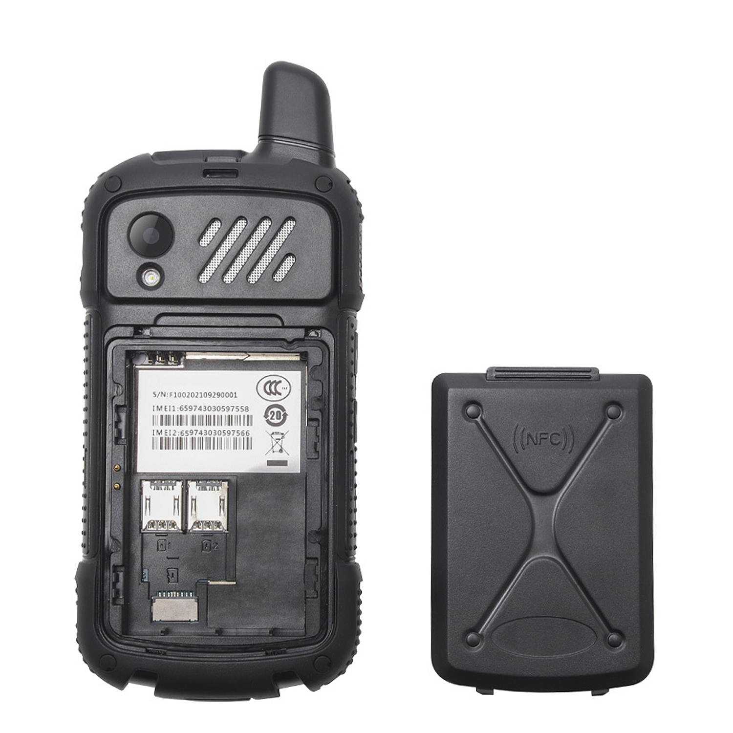 Walkie-talkie nero con vano batteria aperto. Coperchio batteria rimovibile a destra. Sfondo bianco.